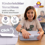 Junge im Klassenzimmer, leichter Verschluss der Brotdose