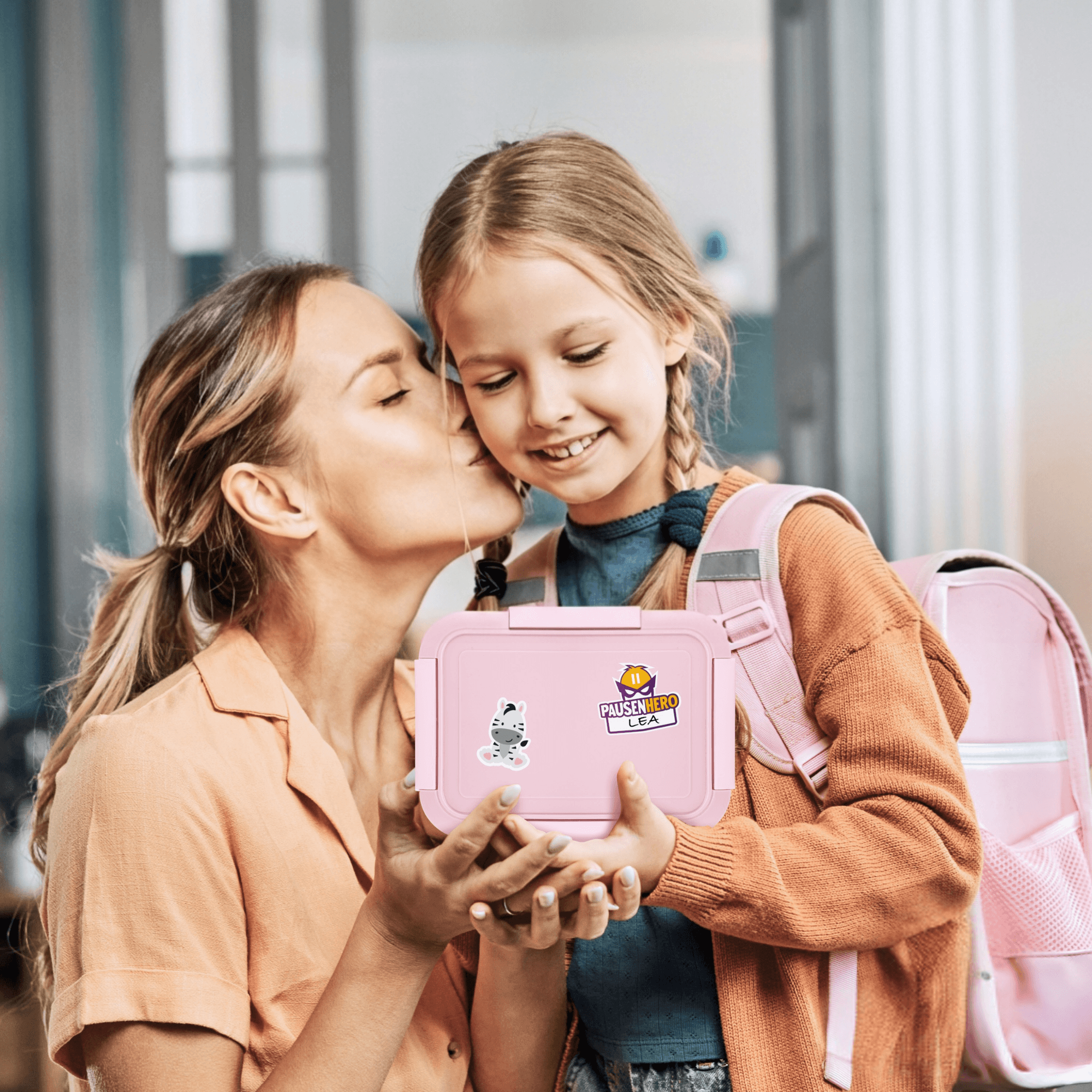 Mutter und Mädchen mit Brotdose mit Sticker